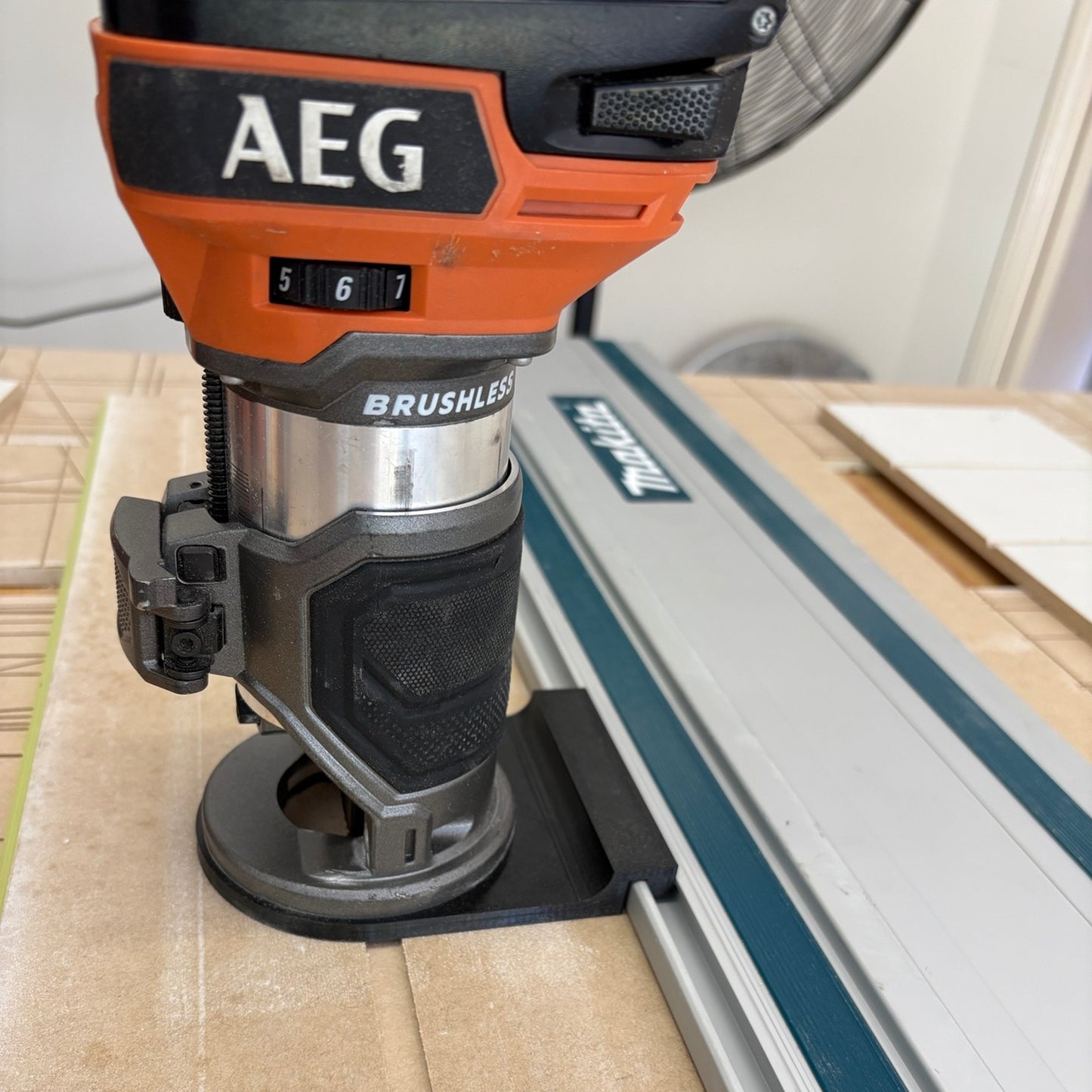 AEG Trimmer Base to Makita/Festool/Milwaukee/ Aeg Tracks. Please choose which track.