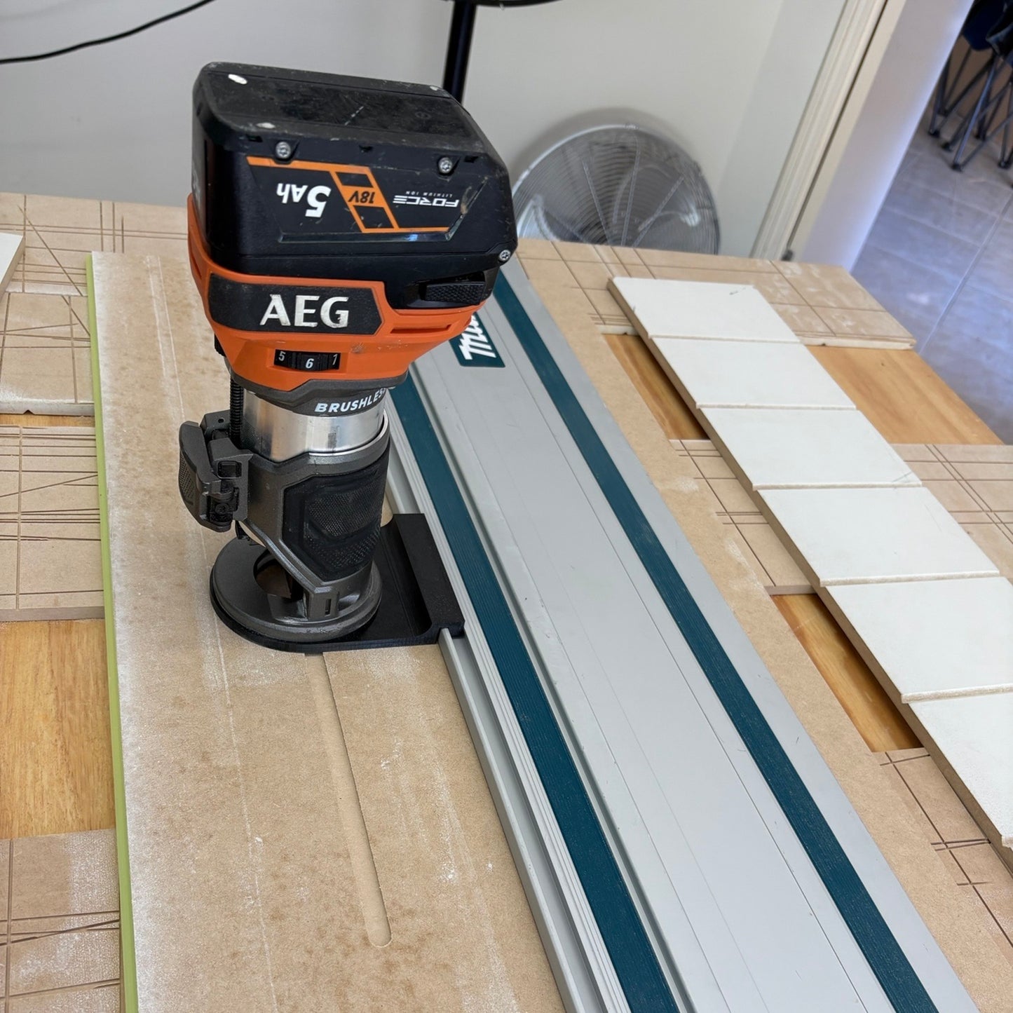AEG Trimmer Base to Makita/Festool/Milwaukee/ Aeg Tracks. Please choose which track.
