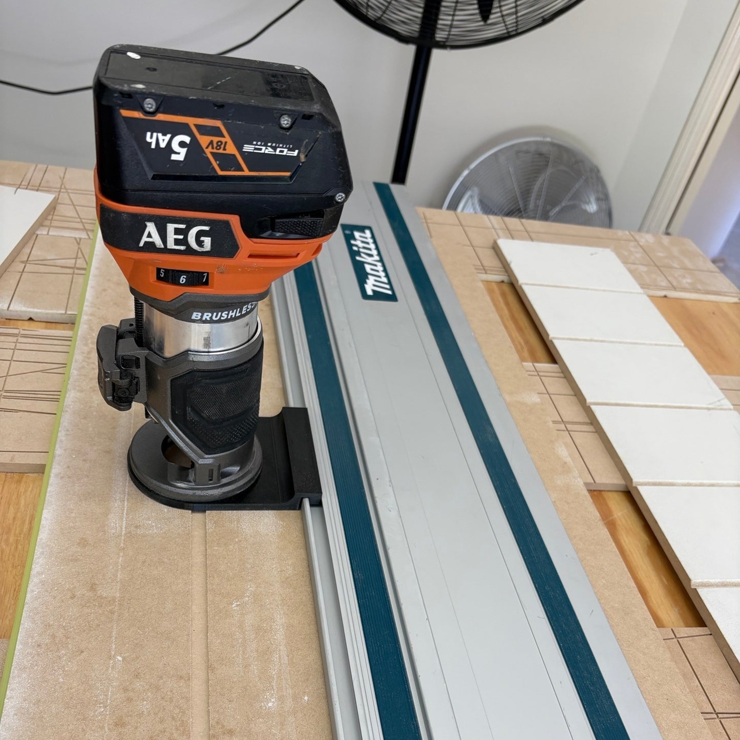 AEG Trimmer Base to Makita/Festool/Milwaukee/ Aeg Tracks. Please choose which track.