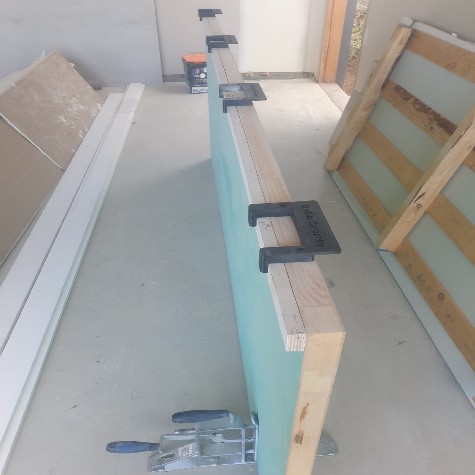 Precision modular door hinge routing jig for 85mm and 100mm hinges mounted to an 18mm story rod.
